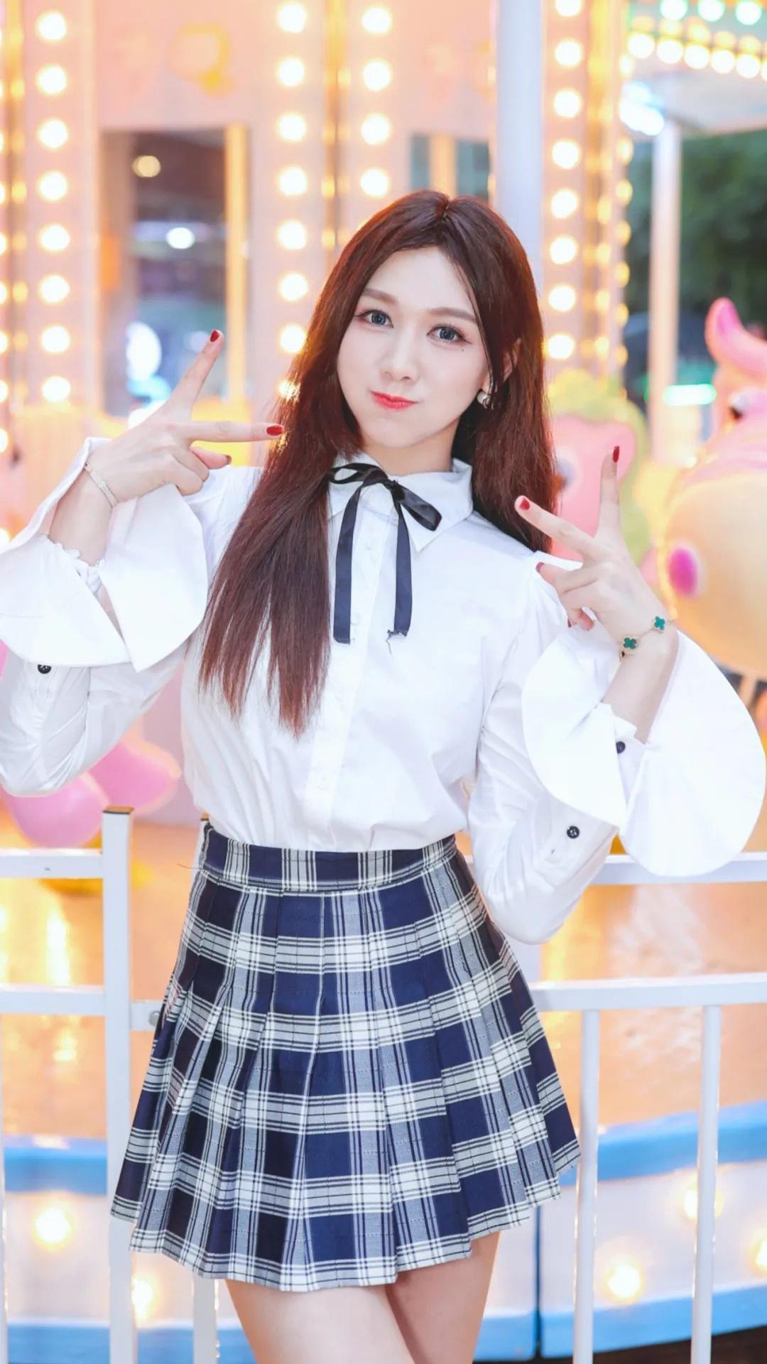 美女清纯学生制服短裙手机壁纸7