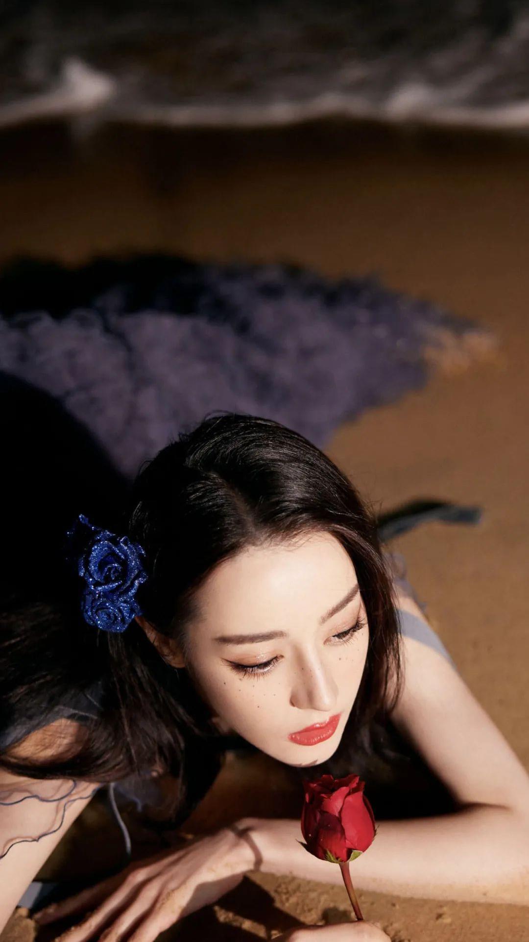 深夜迪丽热巴海边壁纸图1
