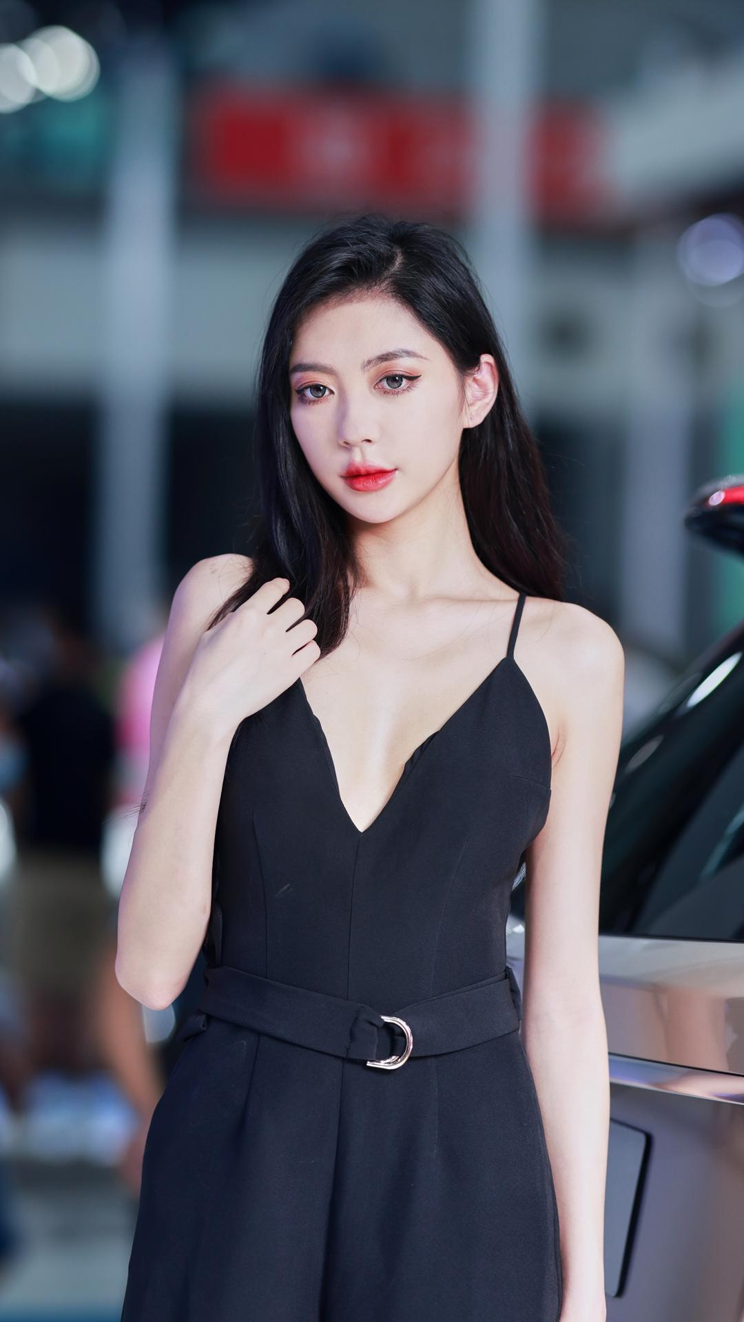 身材高挑的香车美女手机壁纸7